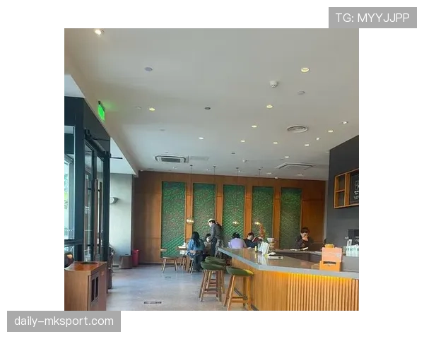 杨威晒家居照，墙上一排奖牌旁竟然还有迷你起跳台，我这租房党认输